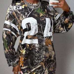 Slaydiva T-shirt ample à manches longues avec col rond, épaules dénudées, imprimé avec logo anglais rétro américain style rue décontracté nouvelle tendance. T-shirt pour femmes avec bas vert à fleurs abricot