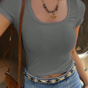DAZY T-shirt femme à col carré court, avec garniture en dentelle ajustée
