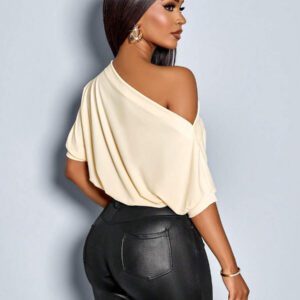 SOLERSUN T-shirt asymétrique à col et épaules froissés pour femmes, coloris unicolore