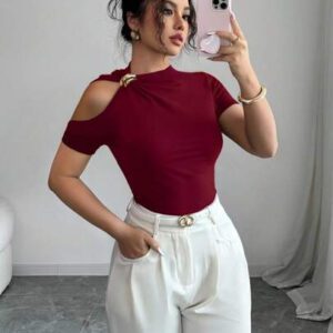 Elenzga T-shirt mode à manches courtes à épaules découpées avec décoration métallique, couleur unie pour femmes