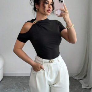 Elenzga T-shirt mode à manches courtes à épaules découpées avec décoration métallique, couleur unie pour femmes