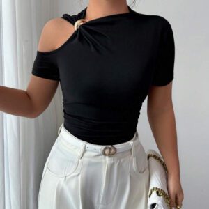 Elenzga T-shirt mode à manches courtes à épaules découpées avec décoration métallique, couleur unie pour femmes