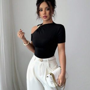 Elenzga T-shirt mode à manches courtes à épaules découpées avec décoration métallique, couleur unie pour femmes