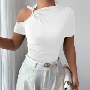 Elenzga T-shirt mode à manches courtes à épaules découpées avec décoration métallique, couleur unie pour femmes