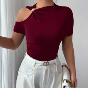 Elenzga T-shirt mode à manches courtes à épaules découpées avec décoration métallique, couleur unie pour femmes