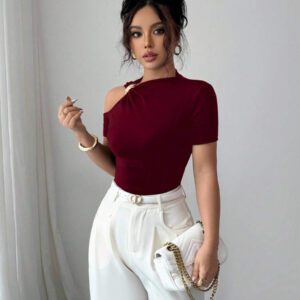 Elenzga T-shirt mode à manches courtes à épaules découpées avec décoration métallique, couleur unie pour femmes