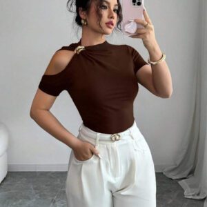 Elenzga T-shirt mode à manches courtes à épaules découpées avec décoration métallique, couleur unie pour femmes