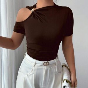 Elenzga T-shirt mode à manches courtes à épaules découpées avec décoration métallique, couleur unie pour femmes