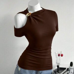 Elenzga T-shirt mode à manches courtes à épaules découpées avec décoration métallique, couleur unie pour femmes