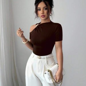 Elenzga T-shirt mode à manches courtes à épaules découpées avec décoration métallique, couleur unie pour femmes