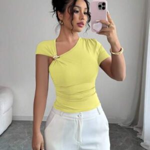 Elenzga Top à manches courtes pour femmes avec encolure asymétrique élégante, décoré de boutons en métal or rose 3D