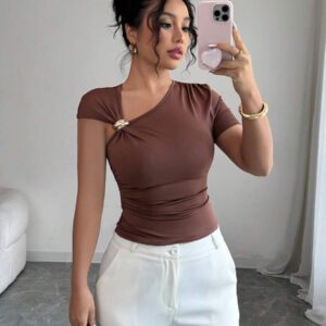 Elenzga Top à manches courtes pour femmes avec encolure asymétrique élégante, décoré de boutons en métal or rose 3D