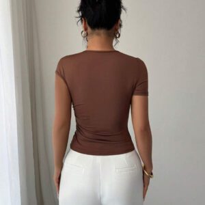 Elenzga Top à manches courtes pour femmes avec encolure asymétrique élégante, décoré de boutons en métal or rose 3D