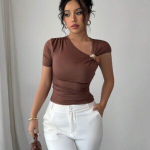 Elenzga Top à manches courtes pour femmes avec encolure asymétrique élégante, décoré de boutons en métal or rose 3D