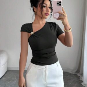 Elenzga Top à manches courtes pour femmes avec encolure asymétrique élégante, décoré de boutons en métal or rose 3D