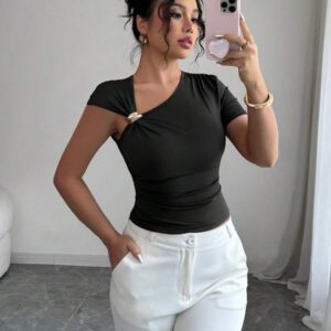 Elenzga Top à manches courtes pour femmes avec encolure asymétrique élégante, décoré de boutons en métal or rose 3D