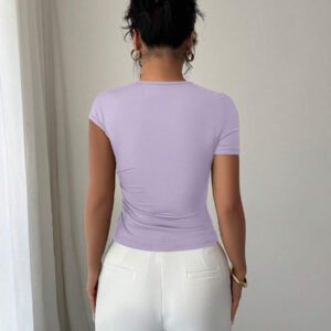 Elenzga Top à manches courtes pour femmes avec encolure asymétrique élégante, décoré de boutons en métal or rose 3D