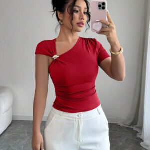 Elenzga Top à manches courtes pour femmes avec encolure asymétrique élégante, décoré de boutons en métal or rose 3D