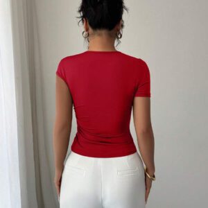 Elenzga Top à manches courtes pour femmes avec encolure asymétrique élégante, décoré de boutons en métal or rose 3D