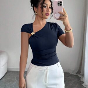 Elenzga Top à manches courtes pour femmes avec encolure asymétrique élégante, décoré de boutons en métal or rose 3D