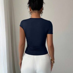Elenzga Top à manches courtes pour femmes avec encolure asymétrique élégante, décoré de boutons en métal or rose 3D