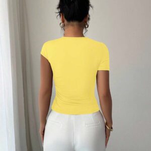 Elenzga Top à manches courtes pour femmes avec encolure asymétrique élégante, décoré de boutons en métal or rose 3D