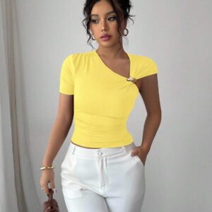Elenzga Top à manches courtes pour femmes avec encolure asymétrique élégante, décoré de boutons en métal or rose 3D