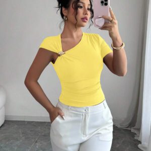 Elenzga Top à manches courtes pour femmes avec encolure asymétrique élégante, décoré de boutons en métal or rose 3D