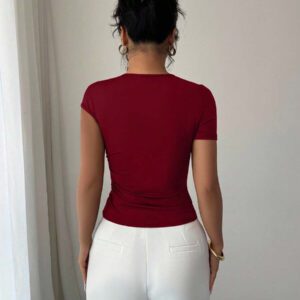 Elenzga Top à manches courtes pour femmes avec encolure asymétrique élégante, décoré de boutons en métal or rose 3D