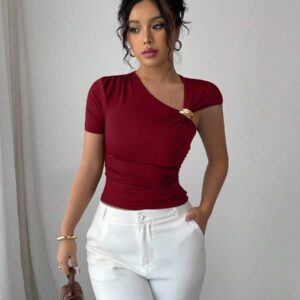 Elenzga Top à manches courtes pour femmes avec encolure asymétrique élégante, décoré de boutons en métal or rose 3D