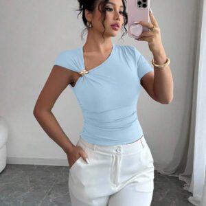 Elenzga Top à manches courtes pour femmes avec encolure asymétrique élégante, décoré de boutons en métal or rose 3D
