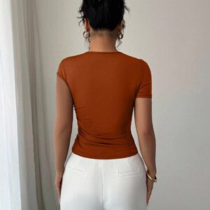 Elenzga Top à manches courtes pour femmes avec encolure asymétrique élégante, décoré de boutons en métal or rose 3D