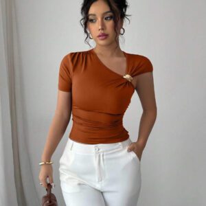 Elenzga Top à manches courtes pour femmes avec encolure asymétrique élégante, décoré de boutons en métal or rose 3D