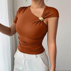 Elenzga Top à manches courtes pour femmes avec encolure asymétrique élégante, décoré de boutons en métal or rose 3D