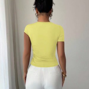Elenzga Top à manches courtes pour femmes avec encolure asymétrique élégante, décoré de boutons en métal or rose 3D