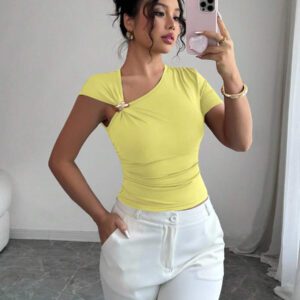 Elenzga Top à manches courtes pour femmes avec encolure asymétrique élégante, décoré de boutons en métal or rose 3D