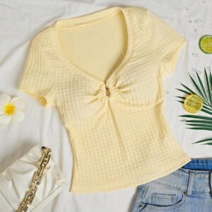 Sunnyshic T-shirt à manches courtes col V avec bouton décoré au centre, en tissu texturé jaune. Extrêmement doux et confortable. Conception minimaliste polyvalente pour les vacances et le quotidien pour les femmes. Été.