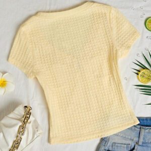 Sunnyshic T-shirt à manches courtes col V avec bouton décoré au centre, en tissu texturé jaune. Extrêmement doux et confortable. Conception minimaliste polyvalente pour les vacances et le quotidien pour les femmes. Été.