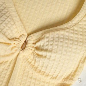 Sunnyshic T-shirt à manches courtes col V avec bouton décoré au centre, en tissu texturé jaune. Extrêmement doux et confortable. Conception minimaliste polyvalente pour les vacances et le quotidien pour les femmes. Été.