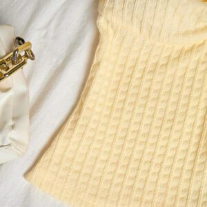 Sunnyshic T-shirt à manches courtes col V avec bouton décoré au centre, en tissu texturé jaune. Extrêmement doux et confortable. Conception minimaliste polyvalente pour les vacances et le quotidien pour les femmes. Été.