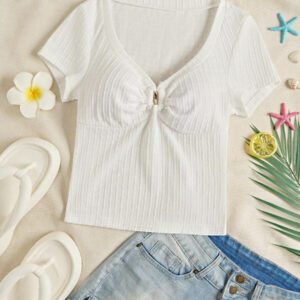 Sunnyshic T-shirt à manches courtes col V avec bouton décoré au centre, en tissu texturé jaune. Extrêmement doux et confortable. Conception minimaliste polyvalente pour les vacances et le quotidien pour les femmes. Été.