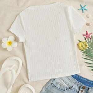 Sunnyshic T-shirt à manches courtes col V avec bouton décoré au centre, en tissu texturé jaune. Extrêmement doux et confortable. Conception minimaliste polyvalente pour les vacances et le quotidien pour les femmes. Été.