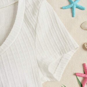 Sunnyshic T-shirt à manches courtes col V avec bouton décoré au centre, en tissu texturé jaune. Extrêmement doux et confortable. Conception minimaliste polyvalente pour les vacances et le quotidien pour les femmes. Été.
