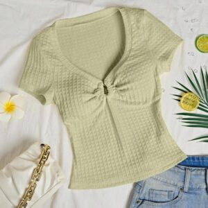 Sunnyshic T-shirt à manches courtes col V avec bouton décoré au centre, en tissu texturé jaune. Extrêmement doux et confortable. Conception minimaliste polyvalente pour les vacances et le quotidien pour les femmes. Été.