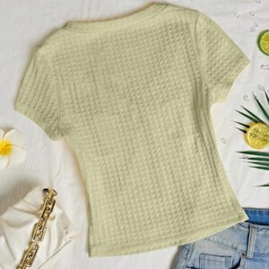 Sunnyshic T-shirt à manches courtes col V avec bouton décoré au centre, en tissu texturé jaune. Extrêmement doux et confortable. Conception minimaliste polyvalente pour les vacances et le quotidien pour les femmes. Été.