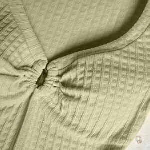 Sunnyshic T-shirt à manches courtes col V avec bouton décoré au centre, en tissu texturé jaune. Extrêmement doux et confortable. Conception minimaliste polyvalente pour les vacances et le quotidien pour les femmes. Été.