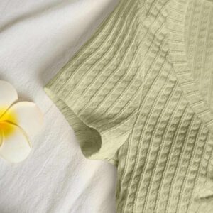 Sunnyshic T-shirt à manches courtes col V avec bouton décoré au centre, en tissu texturé jaune. Extrêmement doux et confortable. Conception minimaliste polyvalente pour les vacances et le quotidien pour les femmes. Été.