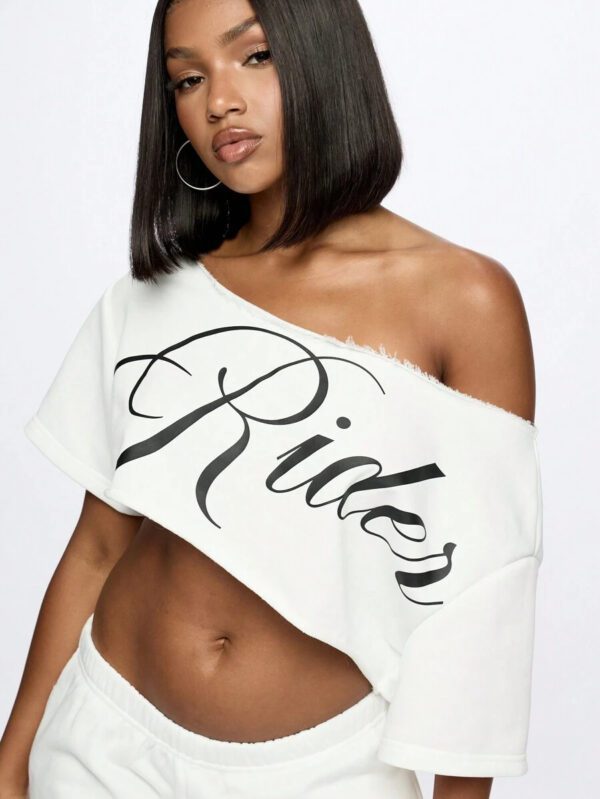 SUMWON WOMEN Top court style épaules dénudées avec logo calligraphié, tenue casual d'été pour festival, week-end, soirée, style urbain – Image 4