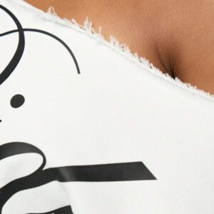 SUMWON WOMEN Top court style épaules dénudées avec logo calligraphié, tenue casual d'été pour festival, week-end, soirée, style urbain