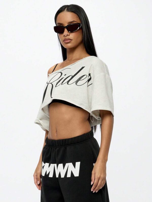SUMWON WOMEN Top court style épaules dénudées avec logo calligraphié, tenue casual d'été pour festival, week-end, soirée, style urbain – Image 9